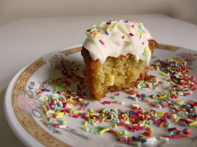 Pflaumen-Cupcakes mit weißer Schokolade