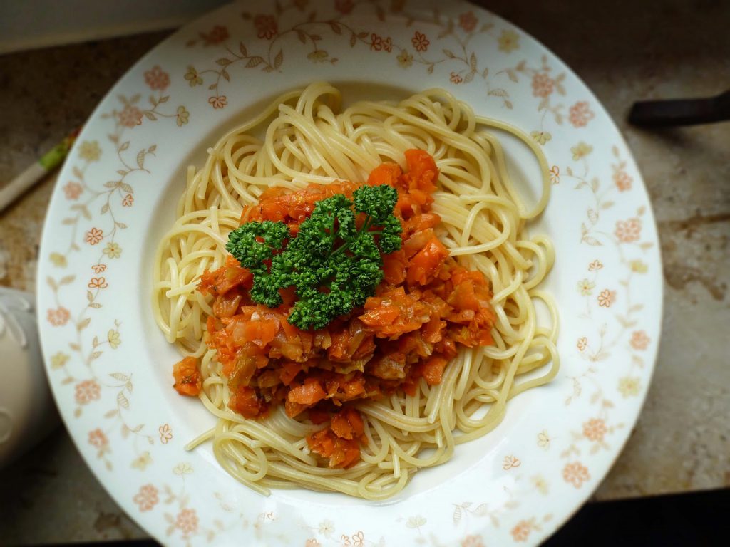 Einfache Gemüsesoße mit Spaghetti - Ina Isst