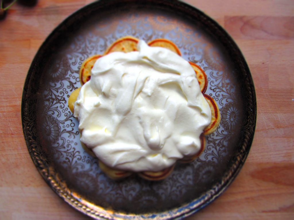 Kirsch-Waffel-Torte mit weißer Mousse