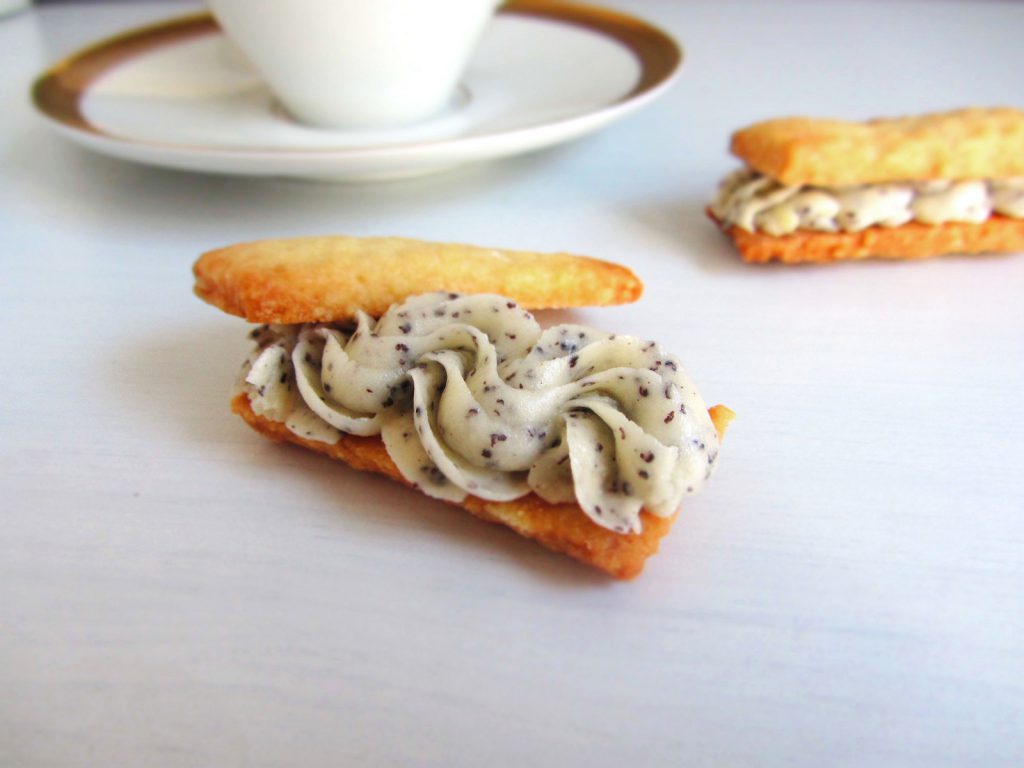 Shortbread-Sandwiches mit Vanille-Mohnfüllung