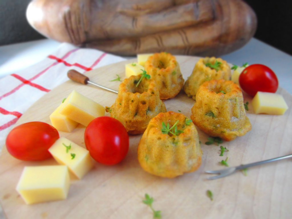 Herzhafte Minigugelhupfs mit Käse und Frühlingszwiebeln - Ina Isst