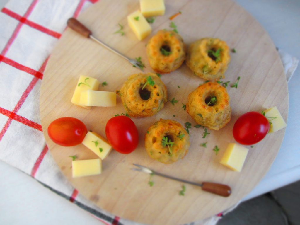 Herzhafte Minigugelhupfs mit Käse und Frühlingszwiebeln