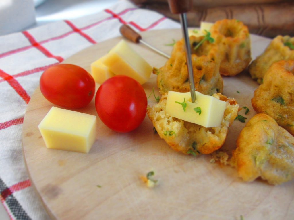 Herzhafte Minigugelhupfs mit Käse und Frühlingszwiebeln