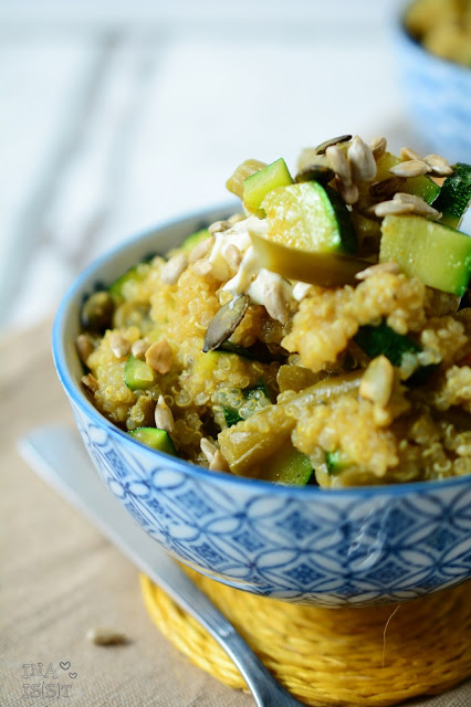 Grüner Curry-Quinoasalat mit Zucchini und Bohnen