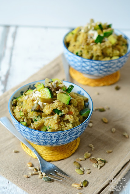 Grüner Curry-Quinoasalat mit Zucchini und Bohnen