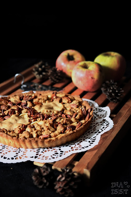 Apfelkuchen mit Vollkornstreusel und Pekannüssen, Apple crumble pie with pecan nuts