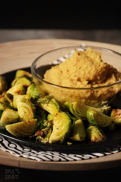 Im Ofen gerösteter Rosenkohl mit Avocado-Hummus, Oven roasted brussels sprouts with avocado hummus