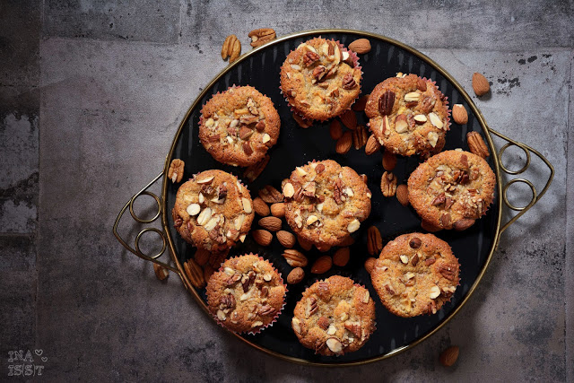 Saftige Apfel-Nuss-Muffins, Juicy nut muffins with apple