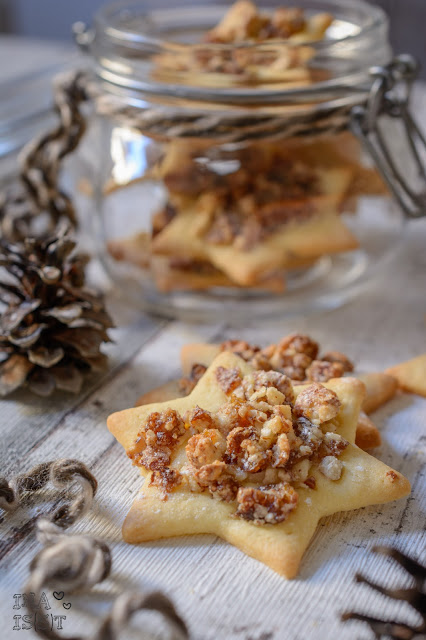 Feine Plätzchen mit gebrannten Mandeln und Aprikosen / Christmas cookies with roasted almonds and apricots