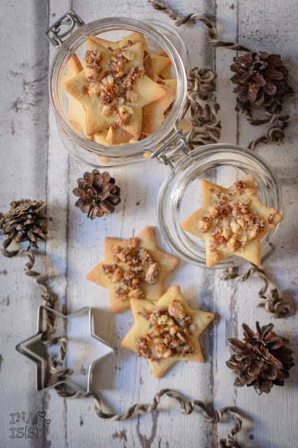 Feine Plätzchen mit gebrannten Mandeln und Aprikosen / Christmas cookies with roasted almonds and apricots