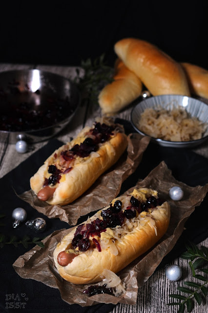 Weihnachts-Hot Dogs mit Sauerkraut und Cranberry-Chutney, Christmas Hot Dogs with sauerkraut and cranberry chutney