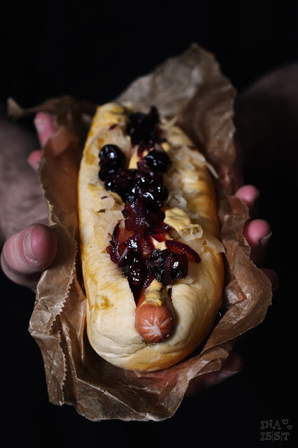 Weihnachts-Hot Dogs mit Sauerkraut und Cranberry-Chutney, Christmas Hot Dogs with sauerkraut and cranberry chutney
