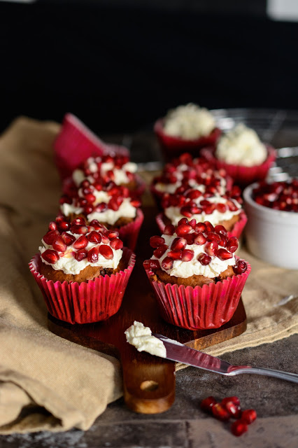 Würzige Schoko-Muffins mit Granatapfel-Topping, Allspice muffins with pomegranate topping