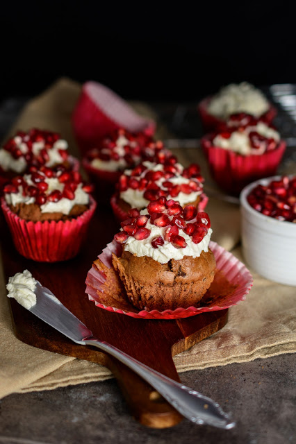 Würzige Schoko-Muffins mit Granatapfel-Topping, Allspice muffins with pomegranate topping