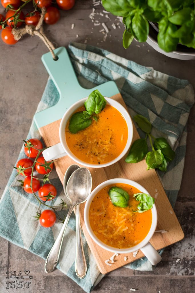 Vegan kochen mit Kokos - Tomaten-Kokos-Suppe mit Basilikum, Vegan cooking with coconut - tomato-coconut soup