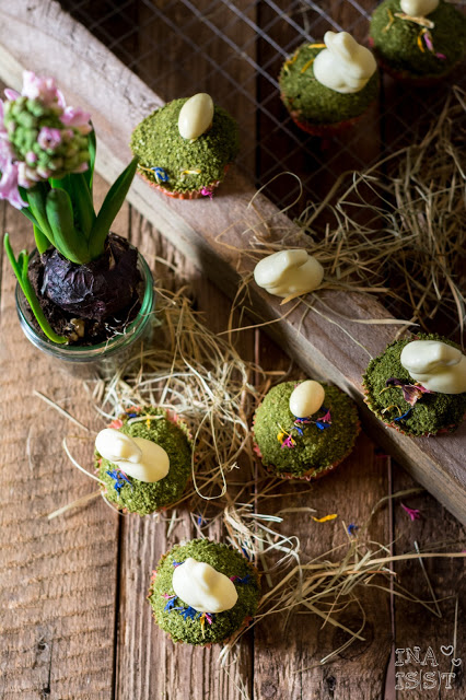 Ostermuffins mit Moos und Schokohasen Muffins mit Gras und Blüten