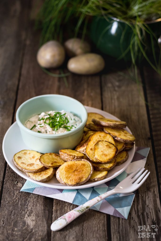 Knusprige Kartoffelscheiben mit Schnittlauch-Dip, Crispy potato slices with chive dip