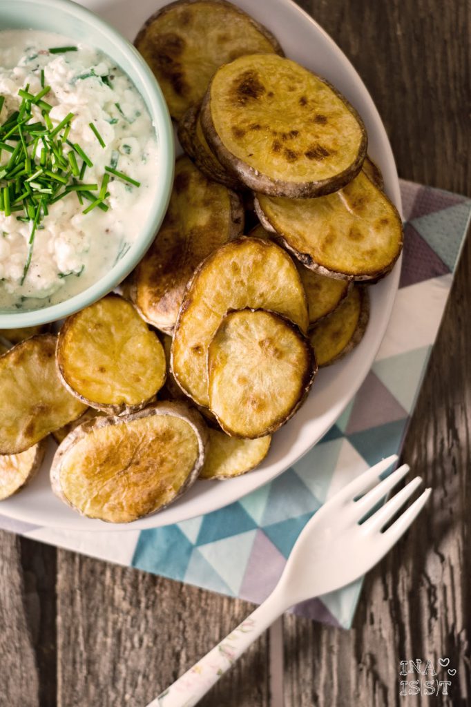 Knusprige Kartoffelscheiben mit Schnittlauch-Dip, Crispy potato slices with chive dip