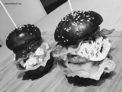 http://kuechenflug.com/2016/02/26/black-bun-angus-beef-burger/