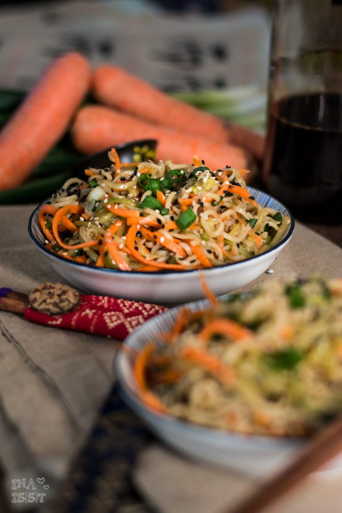 Asiatischer Sesam-Nudelsalat mit Gurke und Möhre, Asian sesame noodle salad with cucumber and carrots