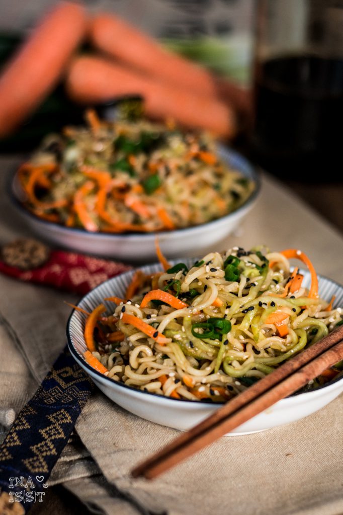 Asiatischer Sesam-Nudelsalat mit Gurke und Möhre, Asian sesame noodle salad with cucumber and carrots