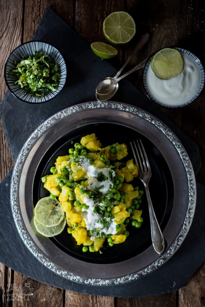 Orientalisch vegetarisch: Kartoffelsalat mit Erbsen und persischen Gewürzen