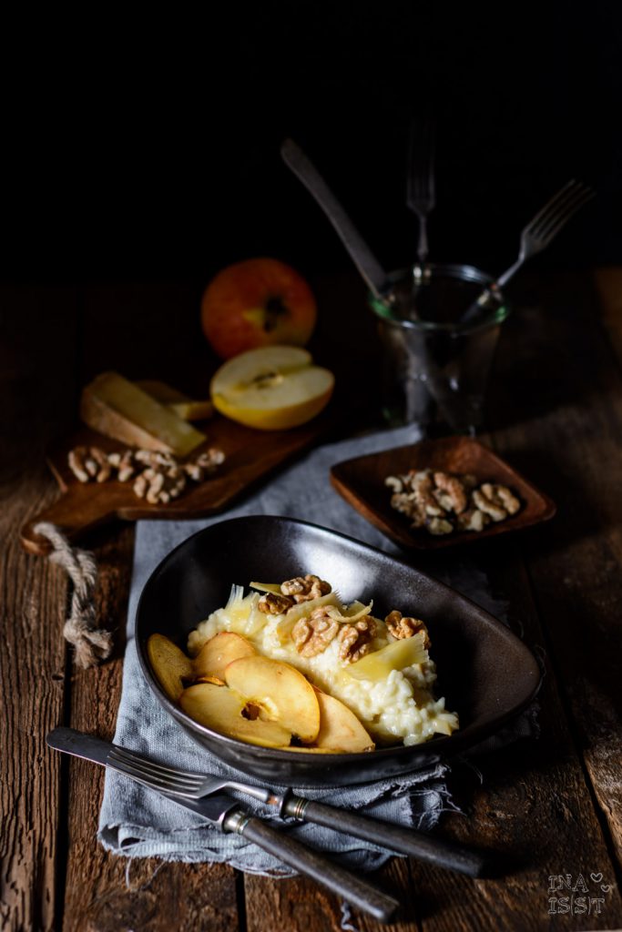 Bergkäse-Risotto mit gebratenen Äpfeln und Walnüssen