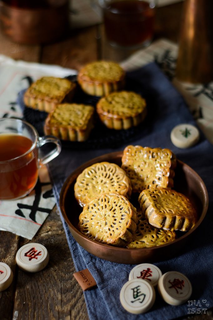 Chinesische Mondkuchen mit roter Bohnenpaste zum Mondfestival, Chinese Mooncakes