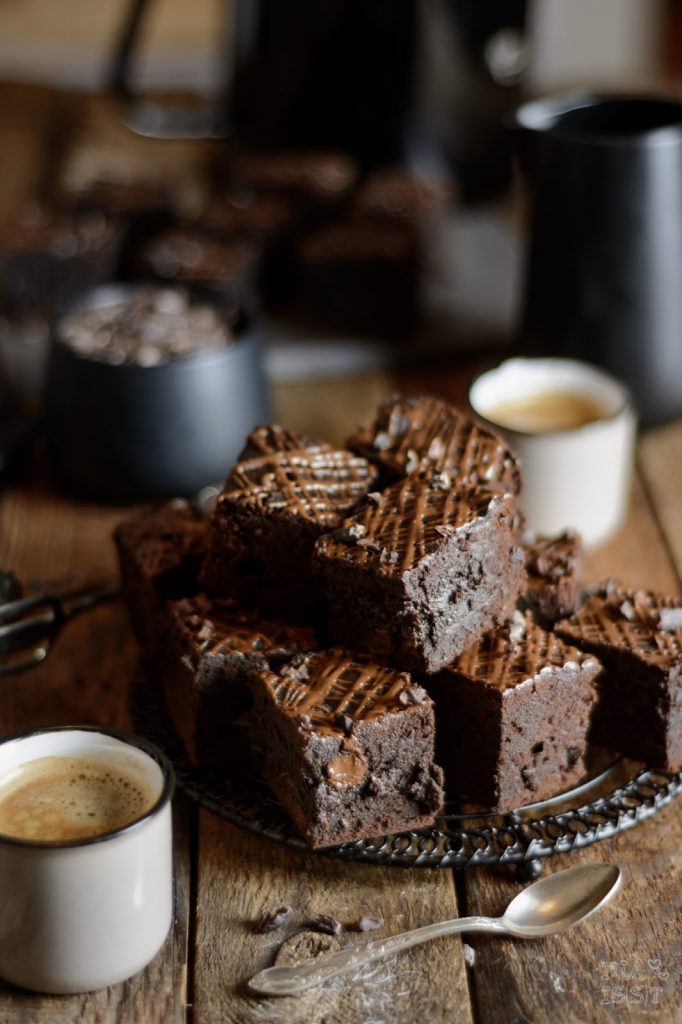 Espresso-Brownies mit dunkler Schokolade und rohen Kakaonibs, Mokko Brownies, Espresso Brownies, Brownie Rezept, Ina Is(s)t