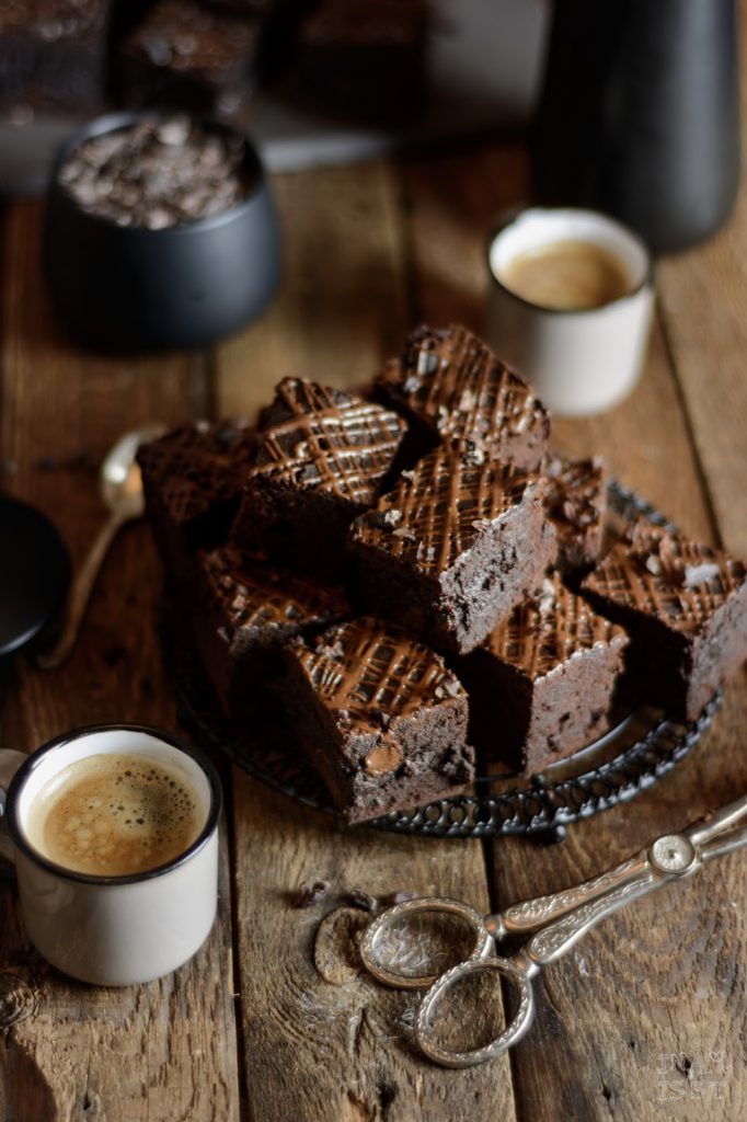 Espresso-Brownies mit dunkler Schokolade und rohen Kakaonibs, Mokko Brownies, Espresso Brownies, Brownie Rezept, Ina Is(s)t