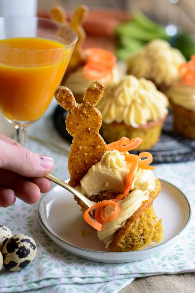  Carrot Cake Cupcakes mit Walnuss-Krokant Häschen, Osterbrunch, Oster Muffins