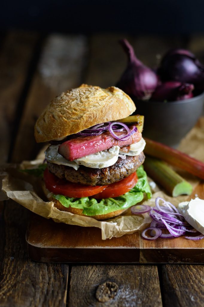 Rezept für vegetarischer Kidneybohnen Burger mit Ziegenkäse und karamellisiertem Rhabarber, Burger Foodblog, Ina Is(s)t