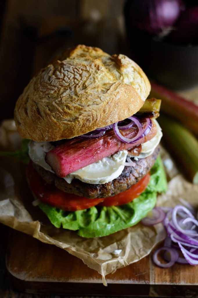 Rezept für vegetarischer Kidneybohnen Burger mit Ziegenkäse und karamellisiertem Rhabarber, Burger Foodblog, Ina Is(s)t