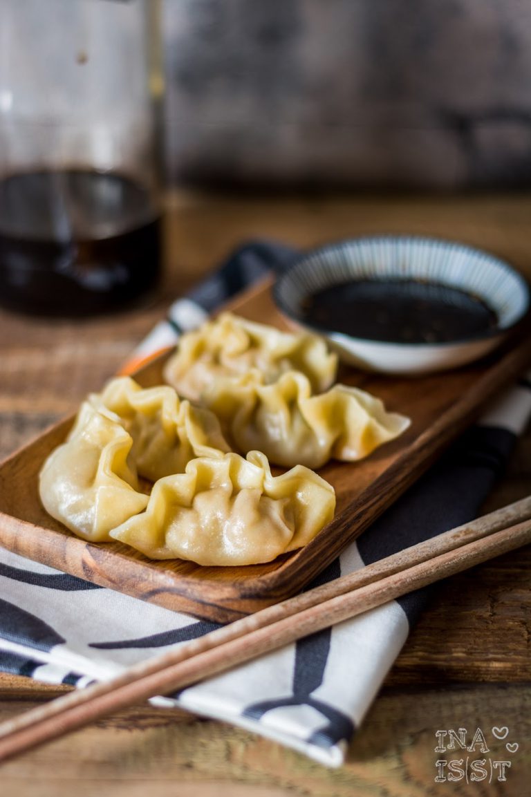 Traditionelle chinesische Jiaozi - gefüllte Teigtaschen /// Traditional ...