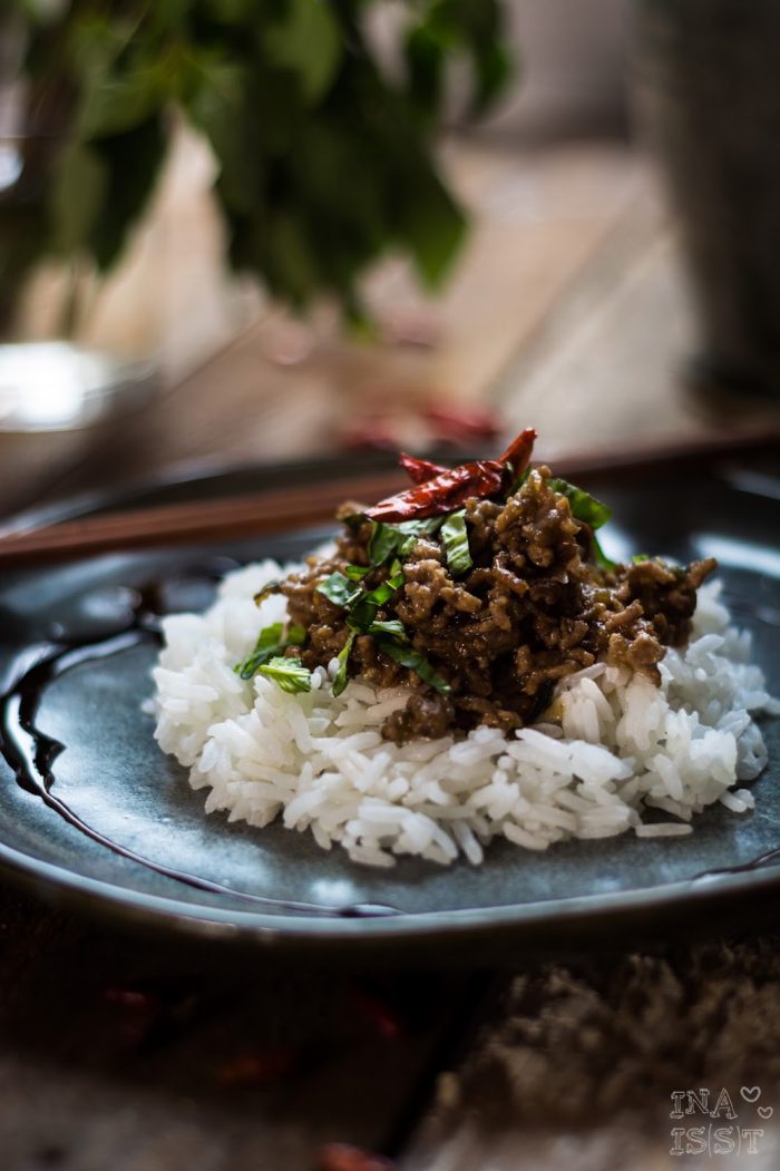 Asiatische Hackfleischpfanne mit Thai-Basilikum und Chili - Ina Isst