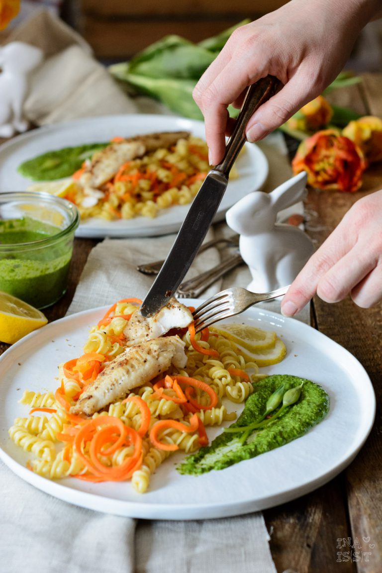 Gebratener Zander auf Nudel-Möhrenbett mit Bärlauchpesto - Ina Isst