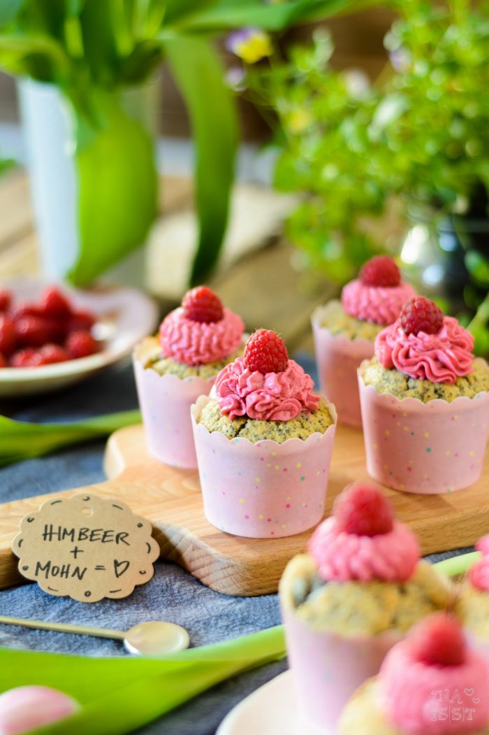 Mohn-Muffins mit Zitrone und frischem Himbeertopping - Ina Isst