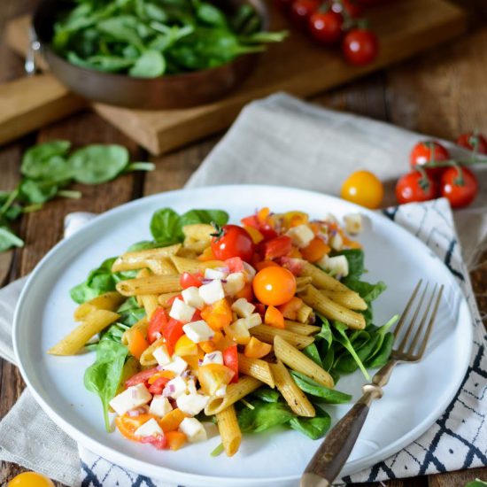 Nudelsalat mit Ajvar - ein leckerer Salat zum Grillen - Ina Isst Nudelsalat mit Ajvar - ein leckerer Salat zum Grillen - Ina Isst