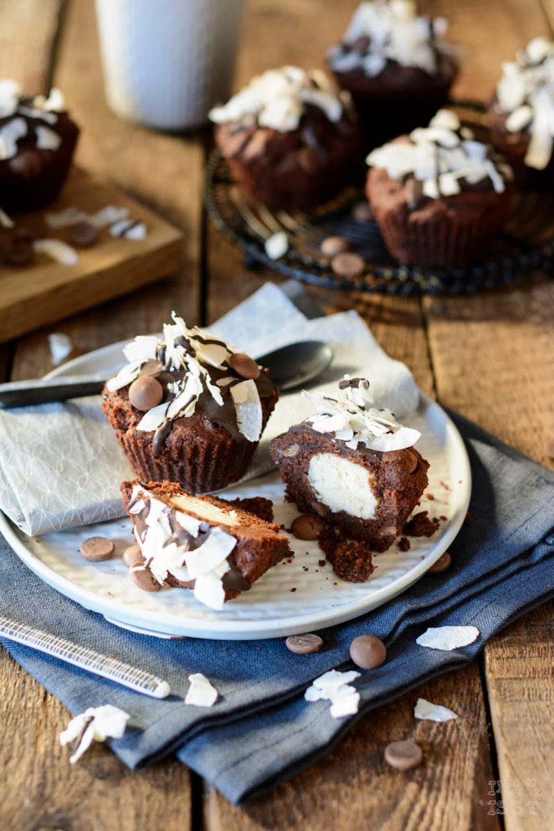 Einfache Schoko-Kokos-Muffins mit Kokosfüllung - Ina Isst