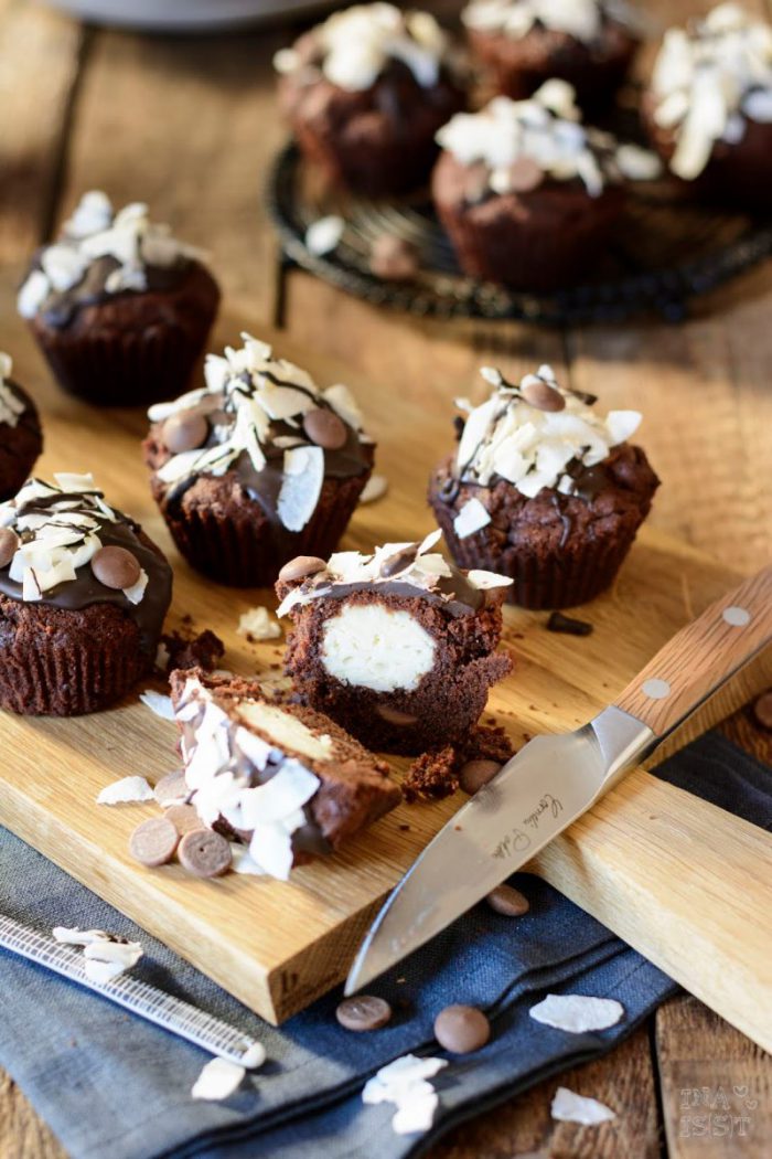 Einfache Schoko-Kokos-Muffins mit Kokosfüllung - Ina Isst