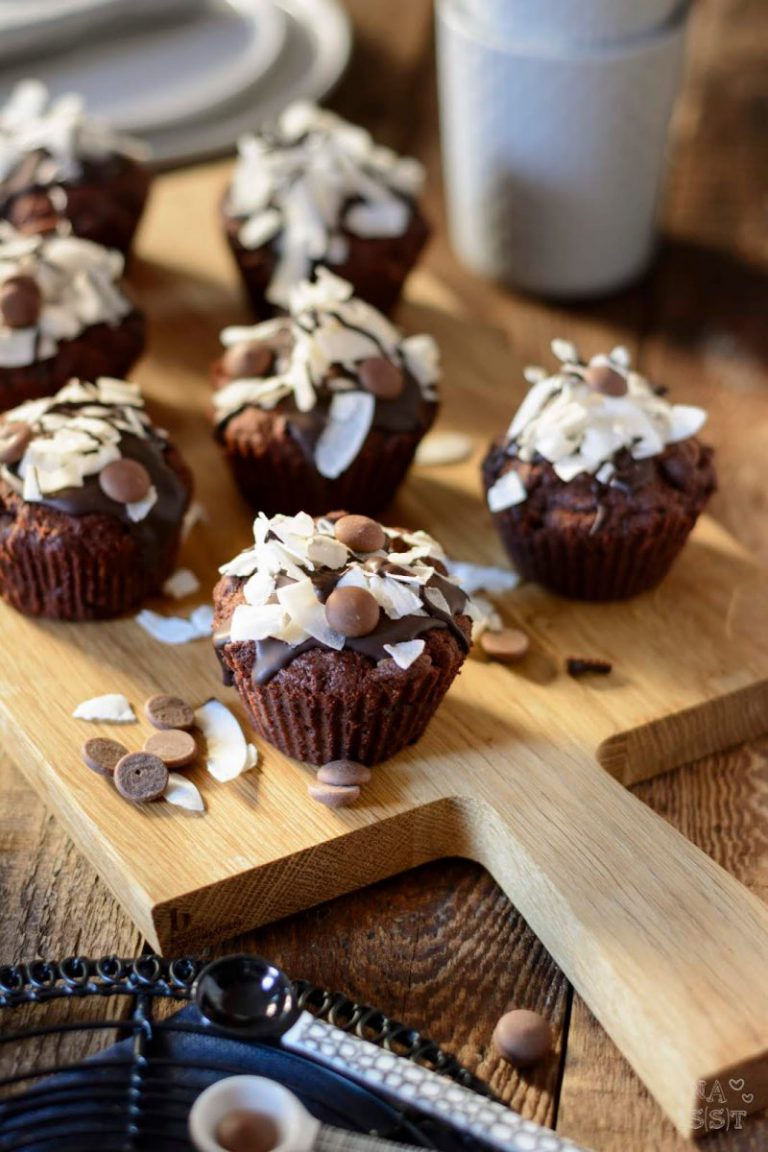 Einfache Schoko-Kokos-Muffins mit Kokosfüllung - Ina Isst