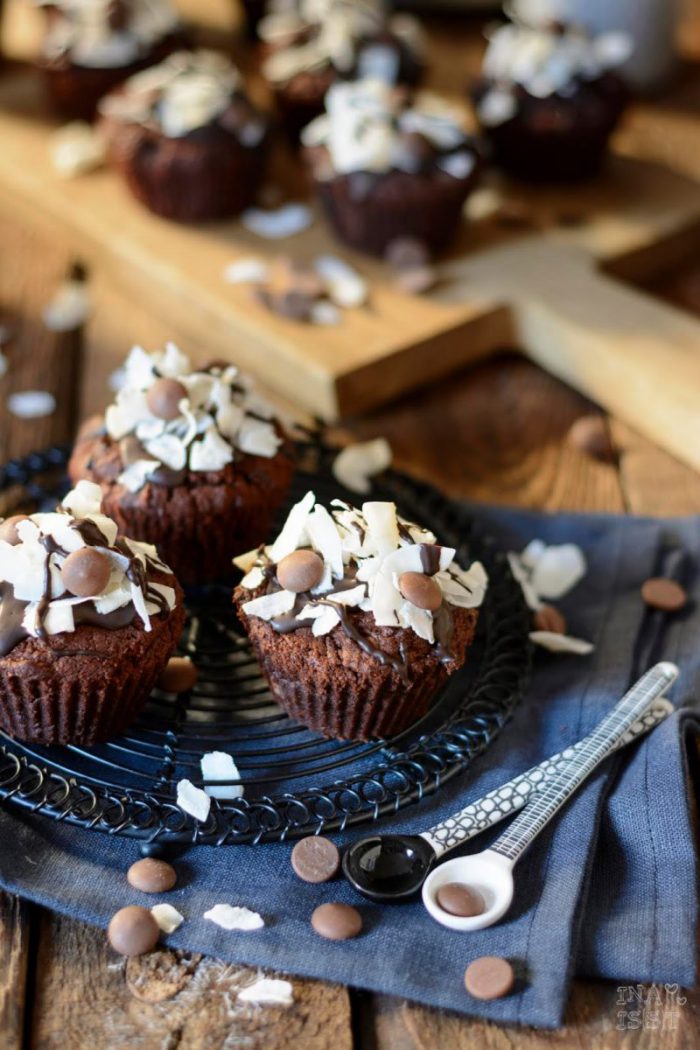 Einfache Schoko-Kokos-Muffins mit Kokosfüllung - Ina Isst