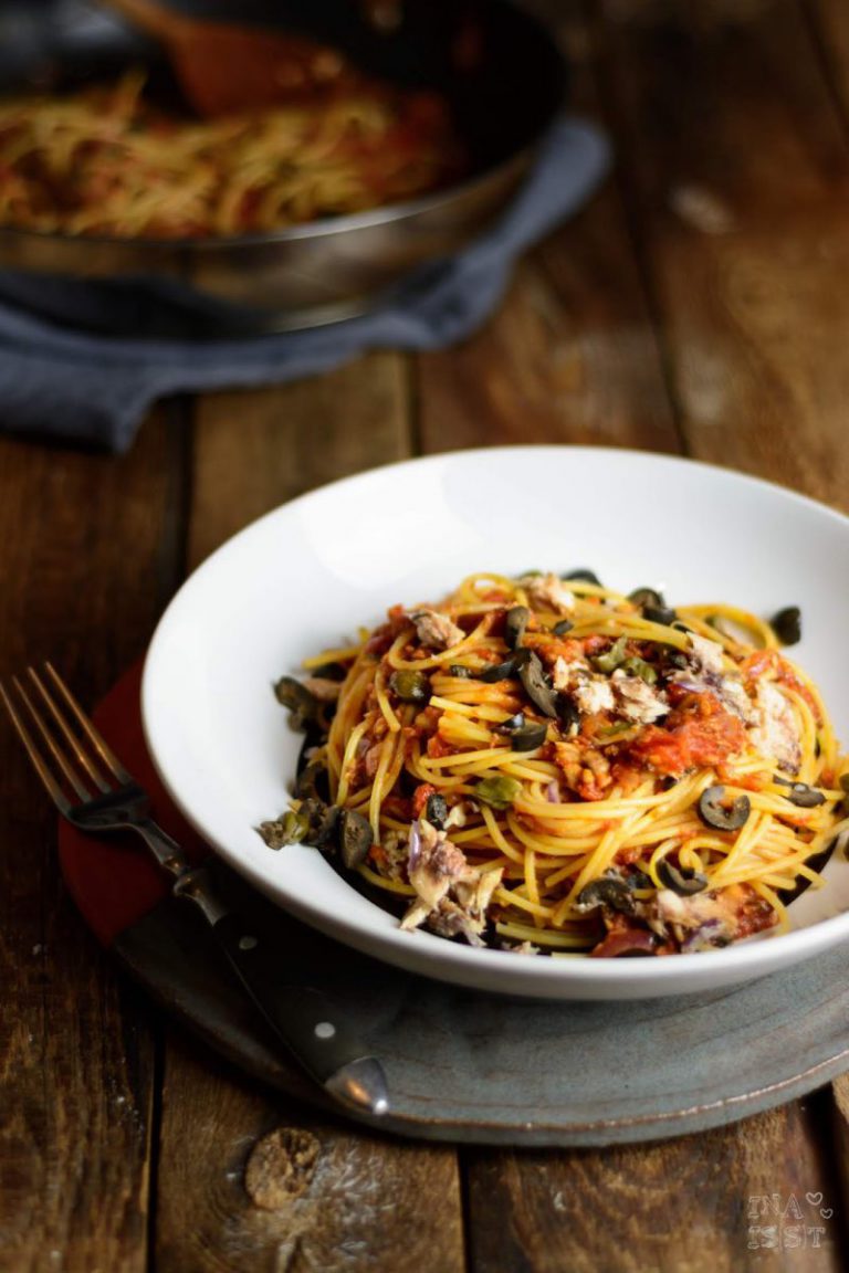 Spaghetti alla puttanesca - mit Sardellen, Kapern und schwarzen Oliven ...