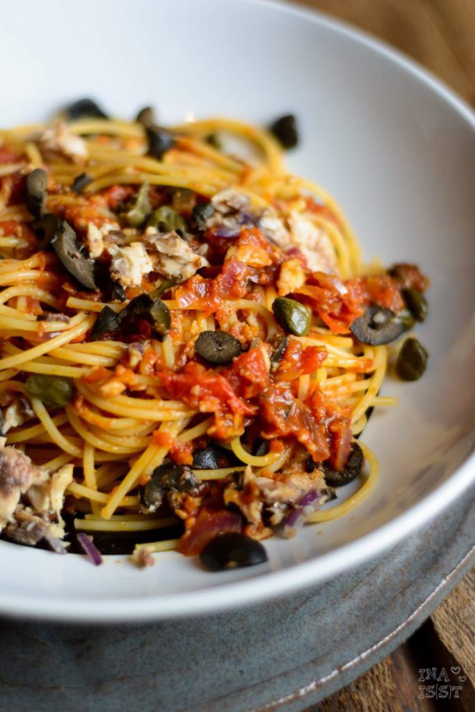 Rezept für Spaghetti alla puttanesca - mit Sardellen, Kapern und schwarzen Oliven