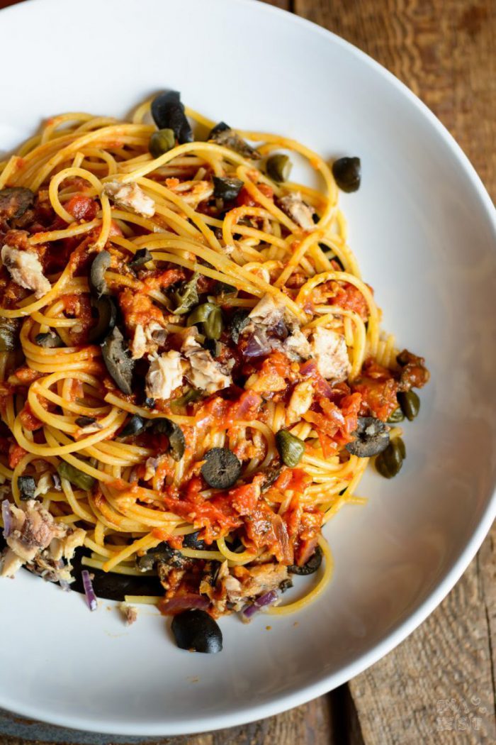 Spaghetti alla puttanesca - mit Sardellen, Kapern und schwarzen Oliven ...