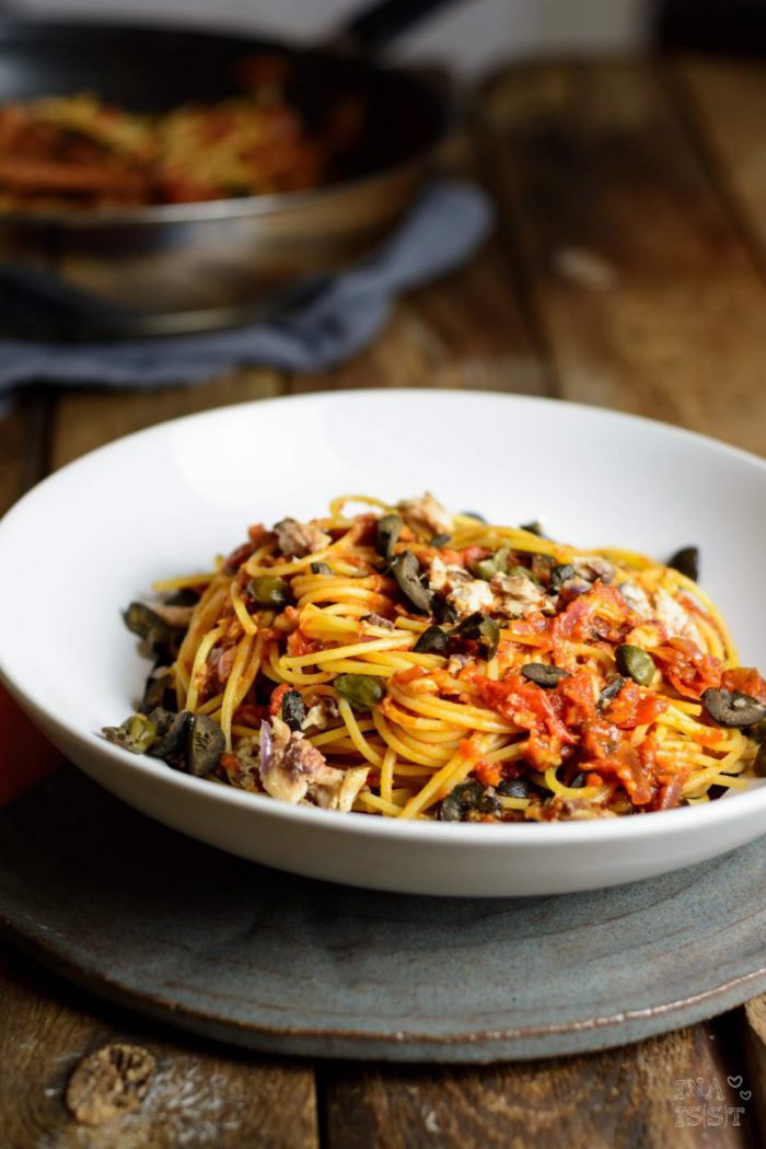 Spaghetti alla puttanesca - mit Sardellen, Kapern und schwarzen Oliven ...
