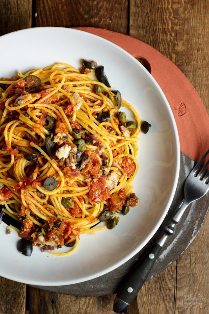 Rezept für Spaghetti alla puttanesca - mit Sardellen, Kapern und schwarzen Oliven