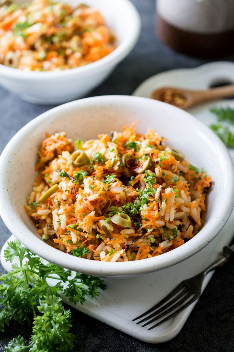 Möhren-Reis-Salat mit Fetakäse und Oliven - Ina Isst