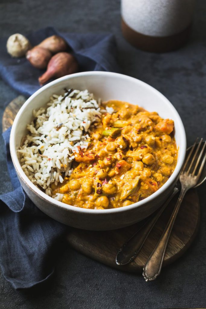 Rezept für scharfes Blumenkohl-Curry mit Kichererbsen und Kokosmilch