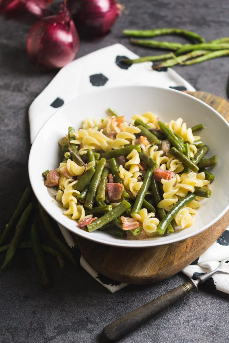 Schnelle Nudelpfanne mit grünen Bohnen und Speck - Ina Isst
